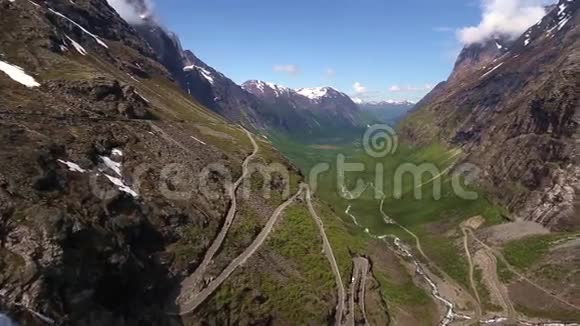 世界著名的山路鸟瞰图视频的预览图