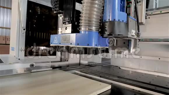 自动钻孔机数控钻孔机机械钻孔机视频的预览图