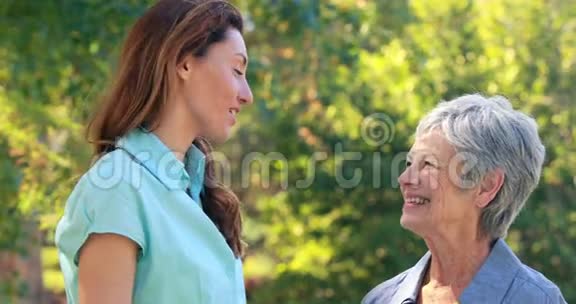 快乐漂亮的女人和她奶奶说话视频的预览图