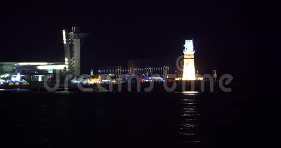 夜间灯塔海洋波浪青岛青岛中国视频的预览图