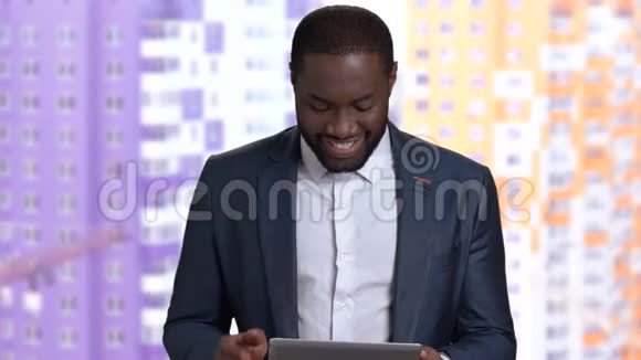 用电脑平板电脑笑黑人商人视频的预览图