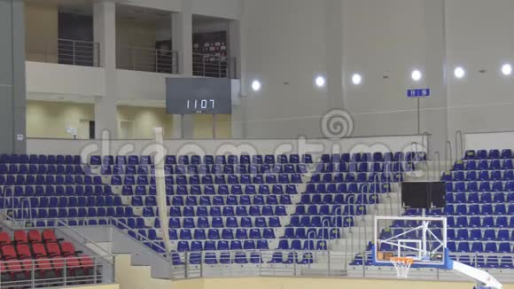 篮球场地空座椅和篮圈的背景视频的预览图