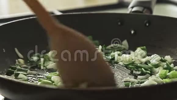 在炉子上用平底锅煮食物视频的预览图