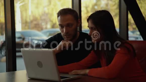 有笔记本电脑的男朋友和女朋友在咖啡馆视频的预览图