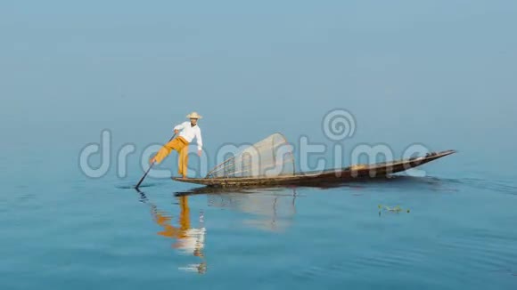 渔夫用桨和脚转船缅甸Inle湖视频的预览图