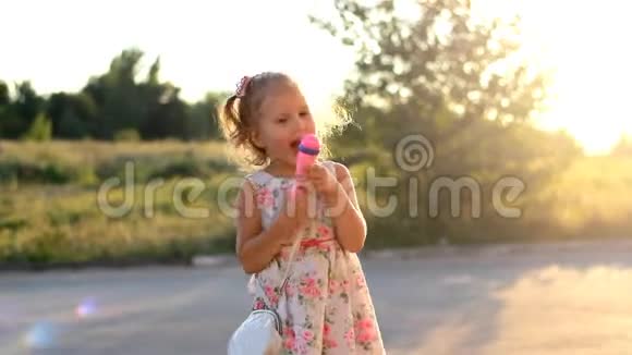 童女在夏日夕阳的余晖中对着麦克风唱着一首歌视频的预览图