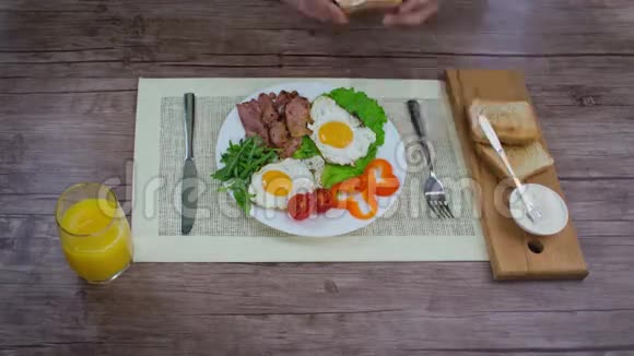 早餐包括煎蛋和培根停止运动俯视4K视频的预览图
