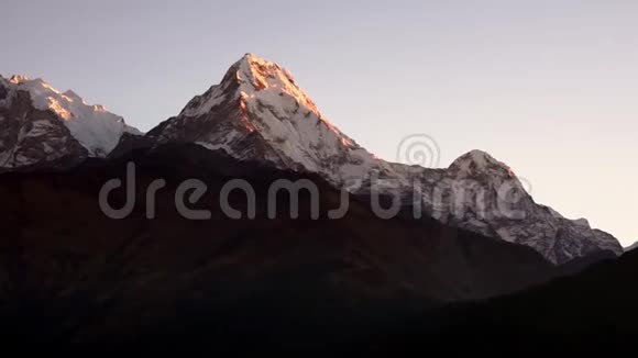 日落时分在尼泊尔喜马拉雅山移动的云层中的安纳普尔纳山脉视频的预览图