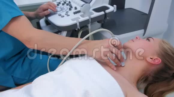 甲状腺年轻女性临床超声扫描诊断视频的预览图