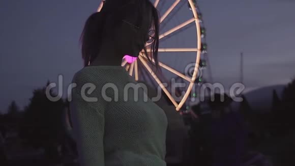 迷人的金发女孩带着复古眼镜在游乐园视频的预览图