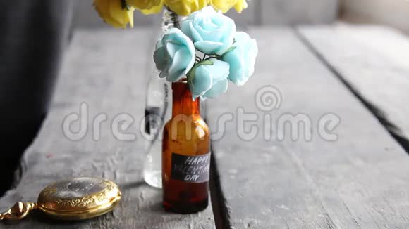 情人节快乐标签和装饰瓶中的鲜花视频的预览图