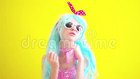 一个戴着眼镜戴着蓝色假发的女孩像一个动漫娃娃视频的预览图