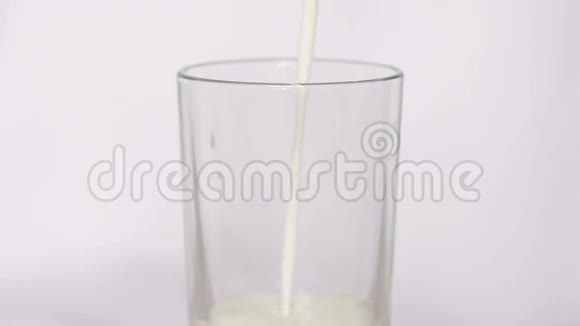 牛奶倒在白色背景上的玻璃里动作缓慢视频的预览图
