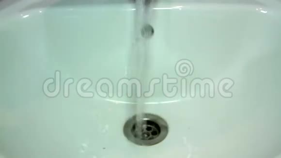用自来水洗手视频的预览图
