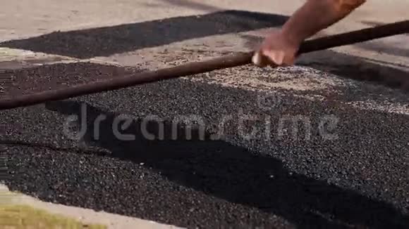 道路修葺工程期间一名青年建筑工人视频的预览图