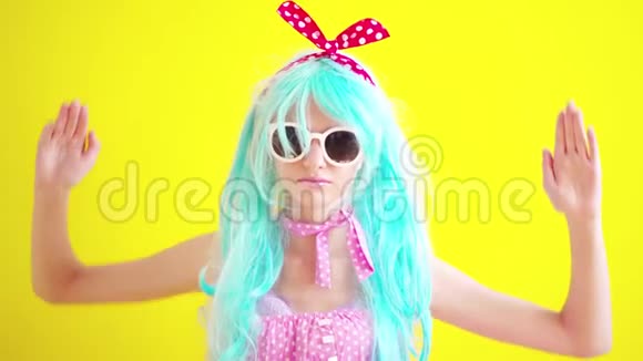 一个戴着眼镜戴着蓝色假发的女孩像一个动漫娃娃视频的预览图