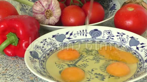 陶瓷碗里的黄色生鸡蛋视频的预览图