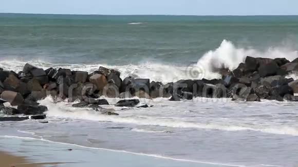 海浪拍打着防波堤视频的预览图