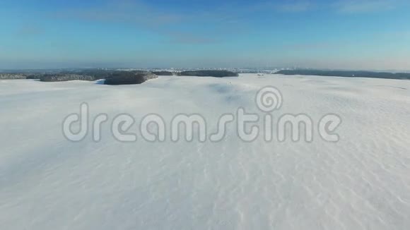 4K冬季飞越雪域鸟瞰雪漠视频的预览图