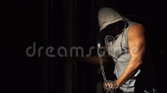 一个强壮的运动员在健身房用链子做三头肌练习视频的预览图
