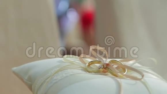 漂亮的结婚戒指视频的预览图