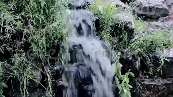 城堡石瀑布视频的预览图