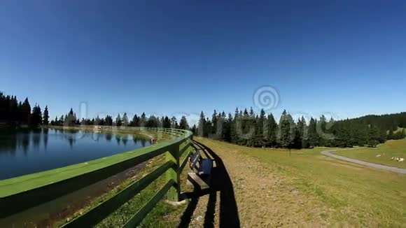美丽的阳光明媚的一天有一个湖周围有篱笆视频的预览图