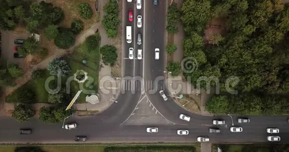 空中无人机飞行视野镜头高速公路城市交通堵塞视频的预览图