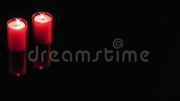 黑色背景下的烛光庆祝或浪漫心情视频的预览图