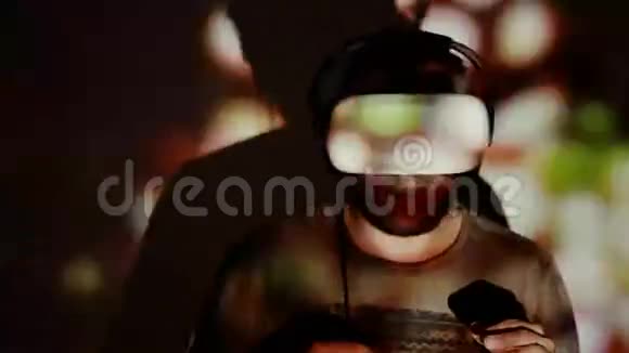 人在聚光灯下使用VR头盔视频的预览图
