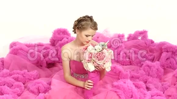 穿着漂亮的粉红色裙子的漂亮年轻女人视频的预览图