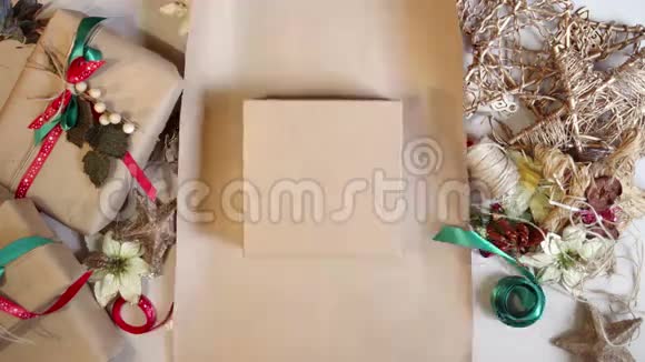包圣诞礼物的女人时光流逝视频的预览图