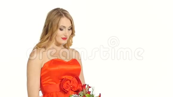 漂亮的年轻女子穿着漂亮的红裙子视频的预览图