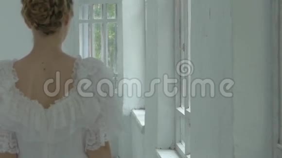 穿着白色裙子走过的漂亮女孩视频的预览图