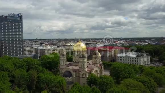 基督降生大教堂里加拉脱维亚爱斯planade空中无人机顶景4KUHD视频视频的预览图