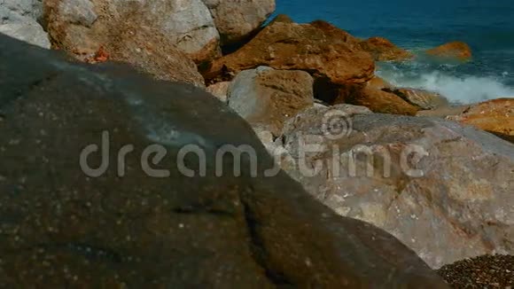 地中海火山海滩黑沙红岩滑射视频的预览图
