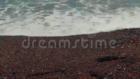 地中海火山海滩红沙和人类脚印的滑射近距离视频的预览图