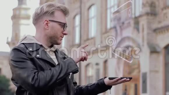 戴眼镜的聪明年轻人展示了一个概念全息图拒绝视频的预览图