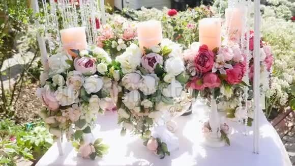 桌上有蜡烛的美妙婚礼花束视频的预览图