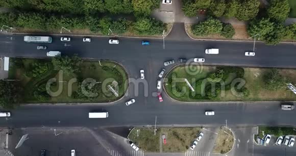 空中无人机飞行视野镜头高速公路城市交通堵塞视频的预览图