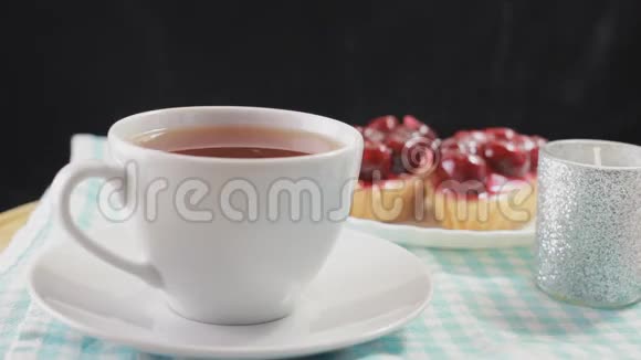 热茶和樱桃甜点美味的早餐视频的预览图