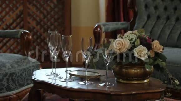 靠近餐厅的老式餐桌有花束和玻璃视频的预览图
