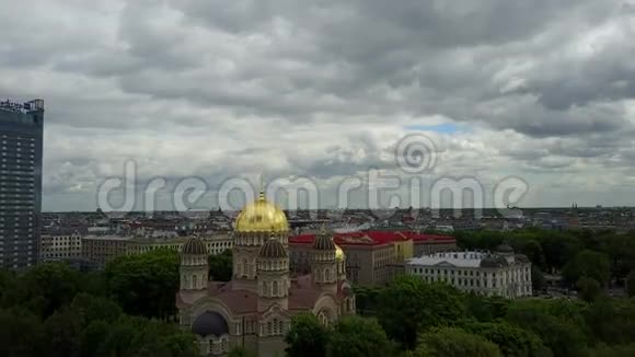 基督降生大教堂里加拉脱维亚爱斯planade空中无人机顶景4KUHD视频视频的预览图