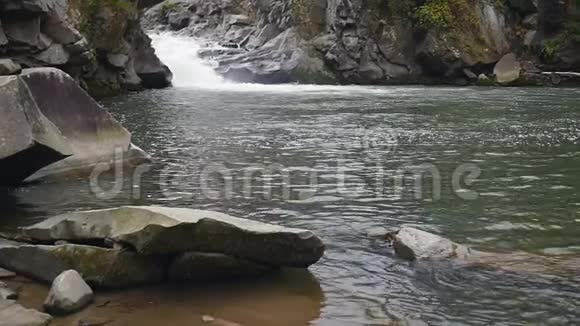 美丽的山河里的水绕着一块大石头流过视频的预览图