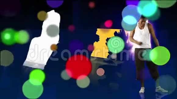 带着跳舞的男人和屏幕的彩色光点移动视频的预览图