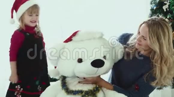 装饰白色圣诞玩具熊视频的预览图