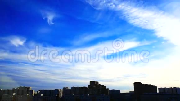 城市上空有两层云视频的预览图