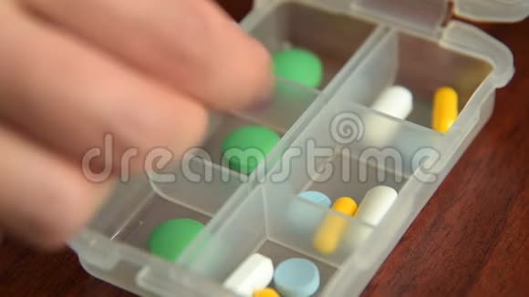 妇女将药品放入药盒的时间视频的预览图