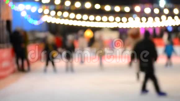 许多人在户外的冰场夜间开放视频的预览图