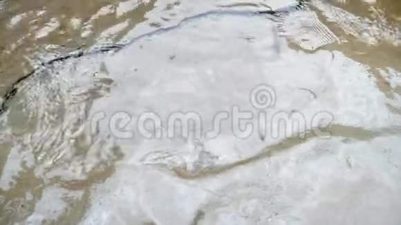 美丽的山河里的水绕着一块大石头流过视频的预览图